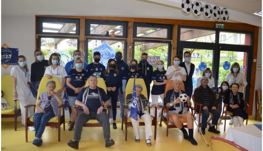 visite-surprise-de-joueurs-du-gfa-rumilly-vallieres-aux-residents-des-coquelicots